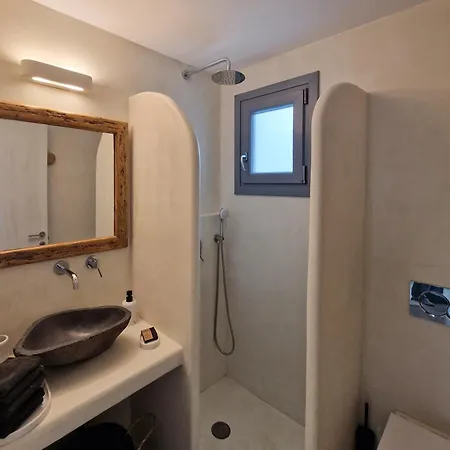 The Nine Graces- Chloe, Charming Naxos Home With Pool & Garden Apartment