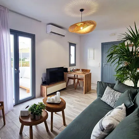 The Nine Graces- Chloe, Charming Naxos Home With Pool & Garden Apartment