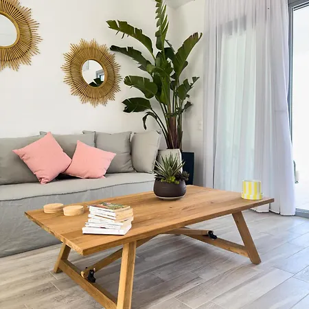 The Nine Graces- Chloe, Charming Naxos Home With Pool & Garden Apartment