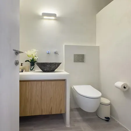 The Nine Graces- Chloe, Charming Naxos Home With Pool & Garden Apartment *