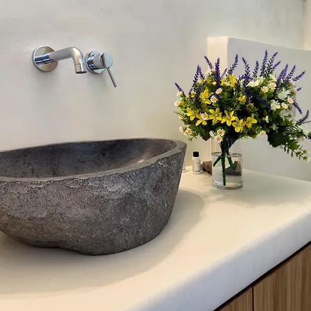 The Nine Graces- Chloe, Charming Naxos Home With Pool & Garden Apartment