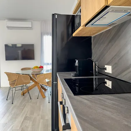 The Nine Graces- Chloe, Charming Naxos Home With Pool & Garden Apartment