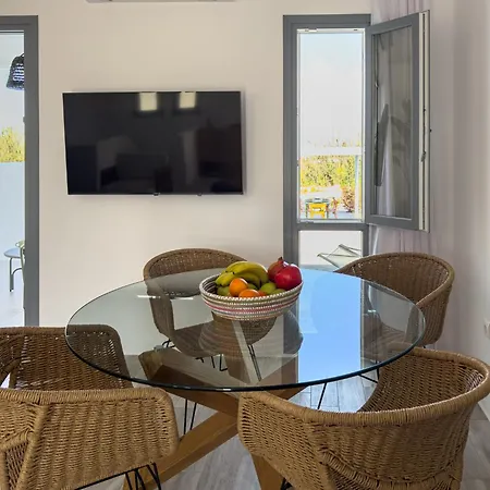 The Nine Graces- Chloe, Charming Naxos Home With Pool & Garden Apartment *