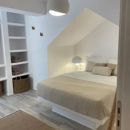 The Nine Graces- Chloe, Charming Naxos Home With Pool & Garden Apartment