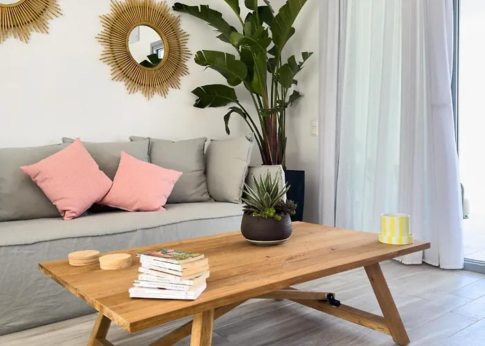 The Nine Graces- Chloe, Charming Naxos With Pool & Garden Apartment