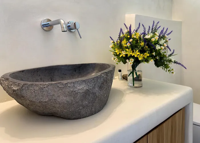 The Nine Graces- Chloe, Charming Naxos With Pool & Garden Apartment