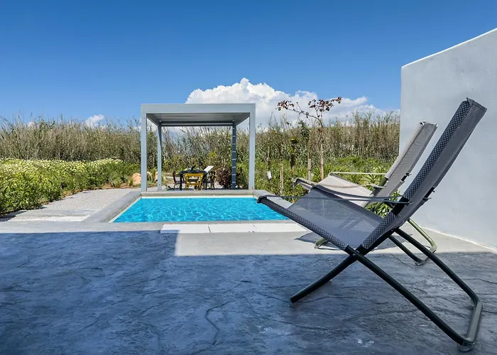 The Nine Graces- Chloe, Charming Naxos With Pool & Garden Apartment