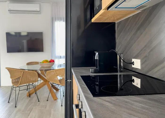 The Nine Graces- Chloe, Charming Naxos With Pool & Garden Apartment